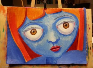 Porträt Mädchen mit riesigen Augäpfeln, kleinen Pupillen, blauer Haut und orangenem Haar 