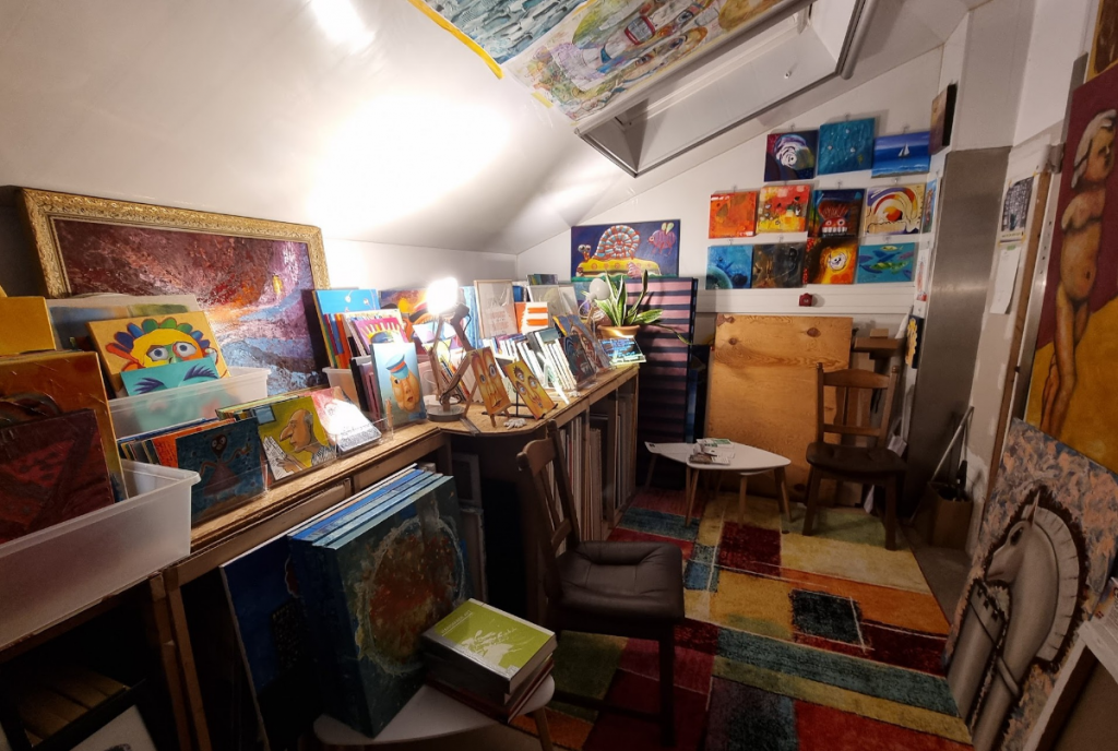 Foto des "fertige Werke"-Bereichs im Künstleratelier von Peter Leins